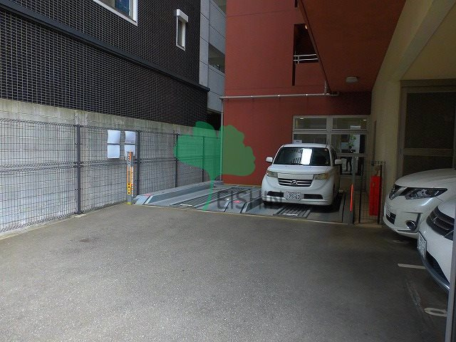 レジデンシャルヒルズ博多駅前の駐車場