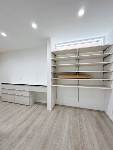 東区温品3丁目 No.Bの収納|カップボード☆
大型のカップボードは収納力もあり便利です。また、備え付けの為、耐震性が高く地震の際にも倒れてくる心配はありません♪
隣には可動棚のパントリー収納もありキッチン周りの収納には困りません。