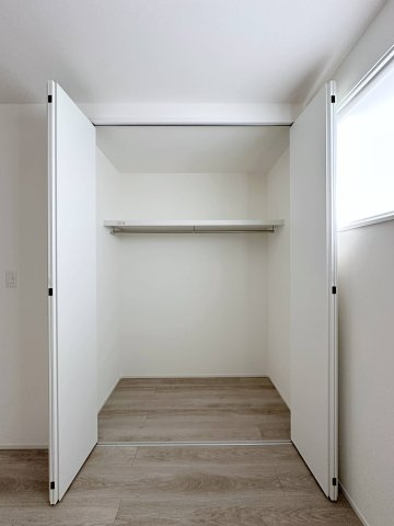 東区温品3丁目 No.Bの収納|全居室収納☆
5.3帖洋室のクローゼットです♪