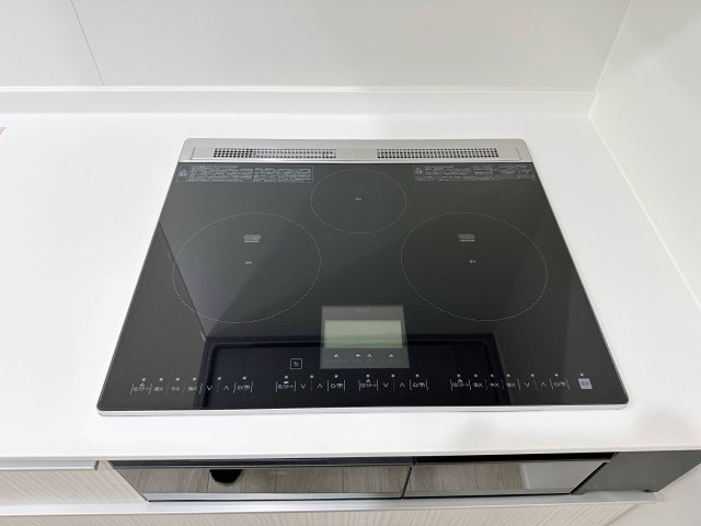 東区温品3丁目 No.Bのキッチン|IHクッキングヒーター☆
火が出ないので安全性も高いIH。タッチパネル式で3口全てIHのハイグレードタイプです♪
自動調理機能や換気扇との自動連動機能などもあります！