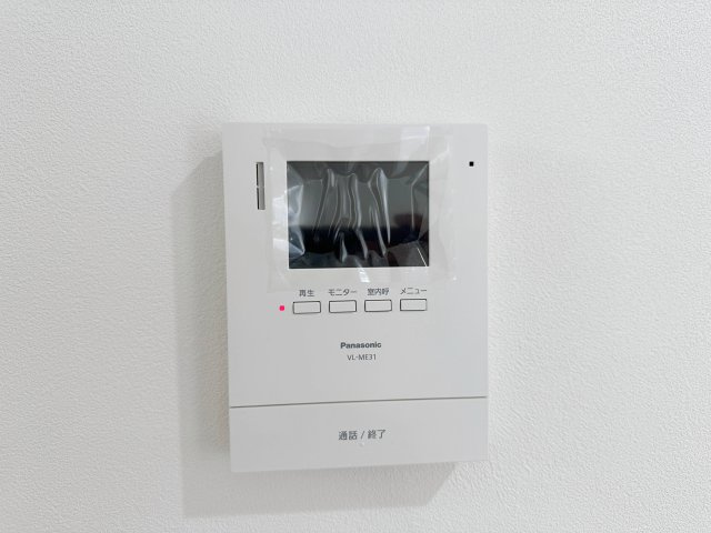 東区温品3丁目 No.Bの防犯設備|ドアホン☆
来客があったとき、室内からカメラやマイクを使って相手や用件を確認できます。相手を事前に確認することができ、訪問販売対策や防犯面でも役に立つアイテムです♪