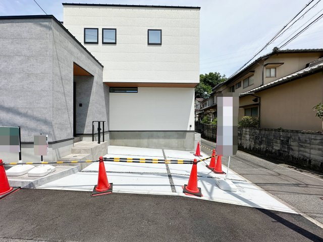 東区温品3丁目 No.Bの駐車場|カースペースは並列2台駐車可能☆
広々とした駐車スペースは来客時も安心です♪
