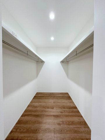 東区温品3丁目 No.Aの収納|全居室収納☆
8帖の主寝室はたくさん収納できるウォークインクローゼットです♪