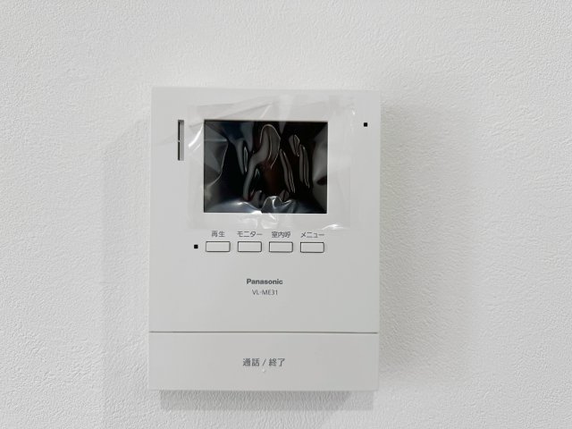 東区温品3丁目 No.Aの防犯設備|ドアホン☆
来客があったとき、室内からカメラやマイクを使って相手や用件を確認できます。相手を事前に確認することができ、訪問販売対策や防犯面でも役に立つアイテムです♪