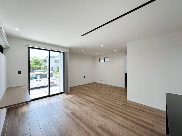 東区温品3丁目 No.Aの居間・リビング|18.8帖の広々としたリビング☆
オープンキッチンからはリビング全体を見渡すことができます♪