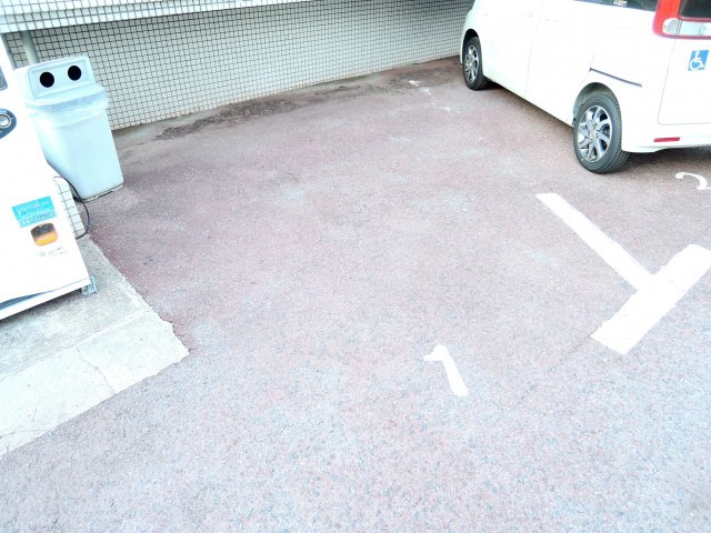 高槻市八幡町の賃貸マンションの駐車場