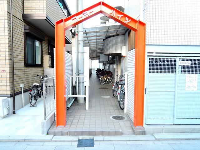 高槻市八幡町の賃貸マンションのエントランス