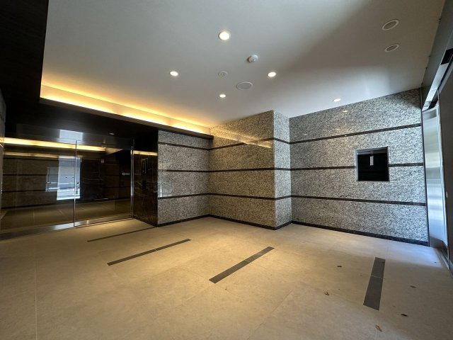 コンシェリア東京 ＜ＨＩＧＡＳＨＩＪＵＪＯ ＲＥＳＩＤＥＮＣＥ＞のロビー|ゆとりのあるロビーです