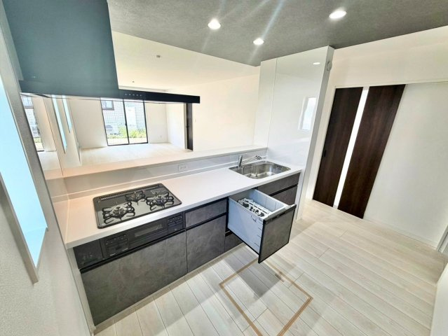 グラファーレ　岡崎市上地2棟のキッチン|上等な設備を備えたキッチン空間。上品な暮らしに寄り添う、格別なこだわりの詰まった空間です。		