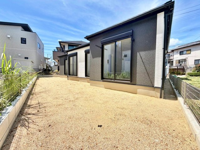 グラファーレ　岡崎市上地2棟の庭|ゆとりあるお庭は、家庭菜園やガーデニング、お子様の遊び場など、暮らしに合わせて幅広く活用できる空間です。	
