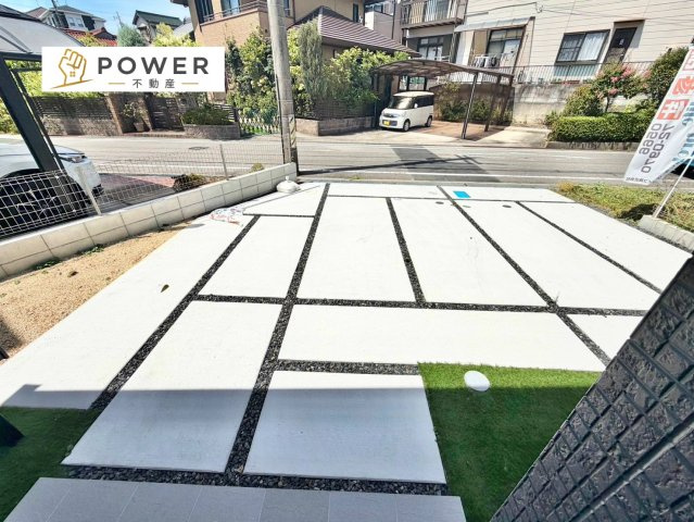 グラファーレ　岡崎市上地2棟の前面道路含む現地写真|十分な幅が確保されており、車の出し入れもスムーズ。お子様の送り迎えなど、日常の動作も快適に行えます。						