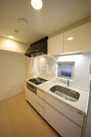 クロスレジデンス大阪新町　堀江小学校区のキッチン|ベルファース大阪新町　3口ガスシステムキッチン