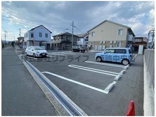 プラージュの駐車場