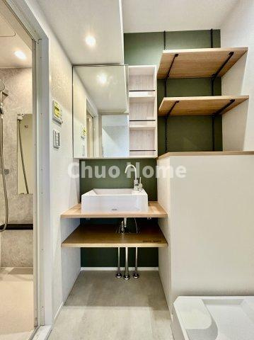 メインステージ入谷の独立洗面台|【洗面化粧台】身だしなみを整えやすい事はもちろんですが、鏡の後ろに収納スペースを設ける事により、散らかりやすい洗面スペースをすっきりさせる事が出来るのも嬉しいですね