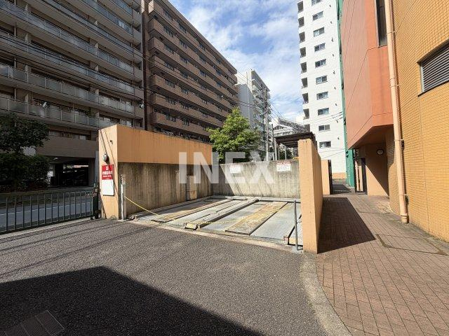 横浜市磯子区森１丁目の賃貸マンションの駐車場