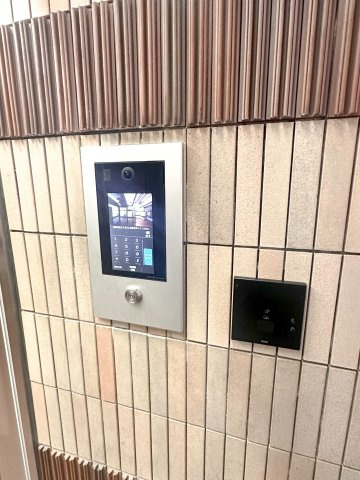 フラッツ北千住のエントランス|「北千住」駅徒歩４分！平成７年築・オートロック付きマンション、フラッツ北千住は即日現地案内可能となっておりますので、お気軽にお問い合わせください！