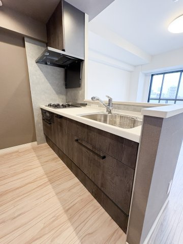 フラッツ北千住のキッチン|フラッツ北千住：３口コンロの対面式システムキッチンは収納力もありキッチン用品もスッキリ収納可能です！