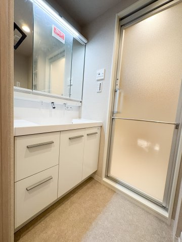 フラッツ北千住の洗面所|フラッツ北千住：三面鏡が付いた収納力もある洗面化粧台です！