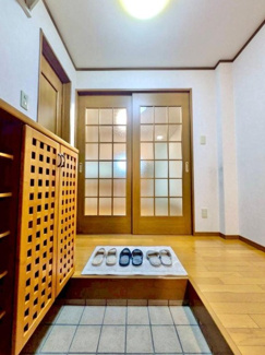 【玄関】 | 西淀川区花川１丁目中古戸建車庫付き | スッキリとした玄関です♪シューズBOXもございます！！