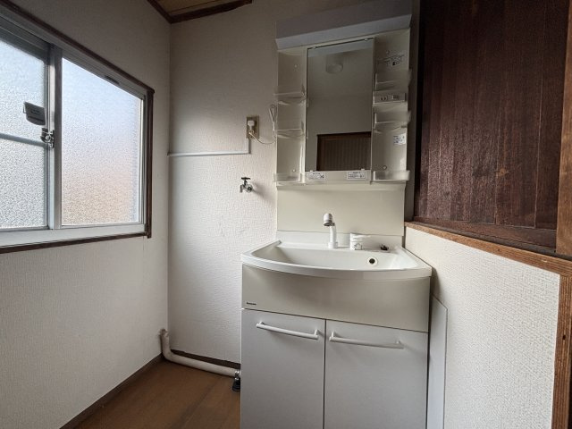 逆井３丁目貸家の洗面所