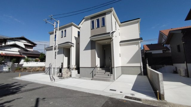神戸市垂水区桃山台　新築一戸建て　全２区画の前面道路含む現地写真