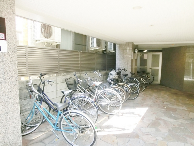 カスティーロ東十条のその他共用部分|自転車も置けます。