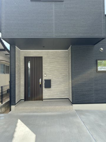 西区高須4丁目 No.2の玄関|玄関ポーチ☆
屋根も付いており、雨が降っても濡れる心配はありません♪