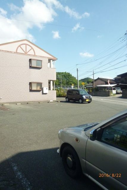 岩井川タウンハウスⅡ【10,000円キャッシュバック対象物件】の駐車場|駐車場です