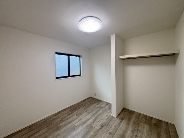 MELDIA守山区西島町015⑤｜名古屋市の戸建ならホームアップの収納|洗濯物をたたむ手間が省ける「掛ける収納」で家事時短に貢献。シワになりやすいシャツやジャケットもきれいに保管できます