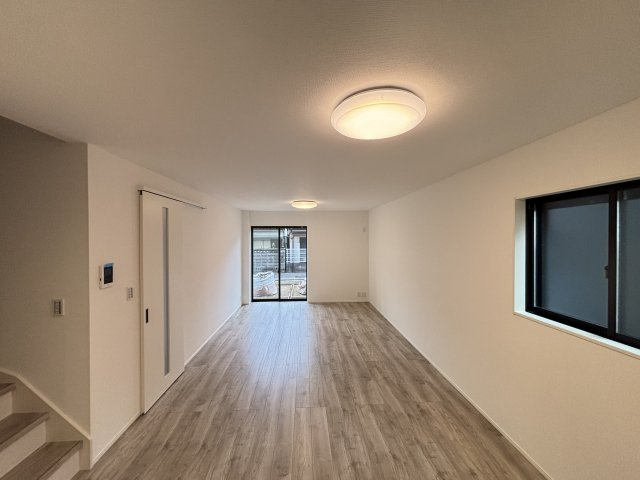 MELDIA守山区西島町015⑤｜名古屋市の戸建ならホームアップの居間・リビング|たっぷりの陽光が降り注ぎ、自然と家族が集まる明るい空間。笑顔あふれる団らんの時間がここから始まります。