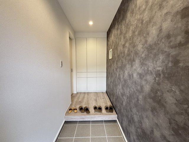 MELDIA守山区西島町015⑤｜名古屋市の戸建ならホームアップの玄関|大容量のシューズボックスで、散らかりがちな玄関もスッキリ。