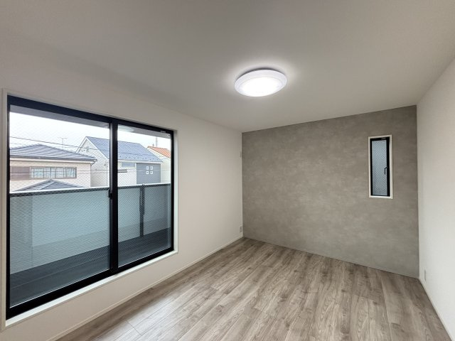 MELDIA守山区西島町015⑤｜名古屋市の戸建ならホームアップの洋室|窓から心地よい光と風を取り込む二面採光。プライベートな時間をゆったりと過ごせる、安らぎの居室空間です。