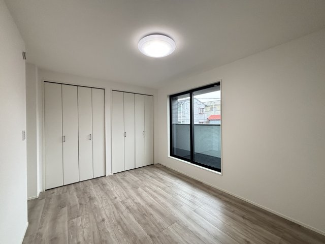 MELDIA守山区西島町015⑤｜名古屋市の戸建ならホームアップの洋室|全室にクローゼットを完備。お洋服や荷物を隠して収納できるので、お部屋をいつも広々スッキリと保てます。