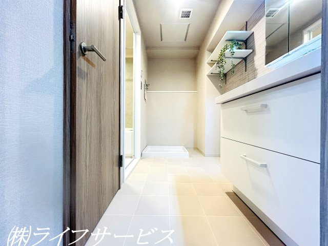 【洗面所】 | シティコート下新庄１号棟 | 洗面室／三面鏡シャワー付洗面化粧台・可動棚あり！