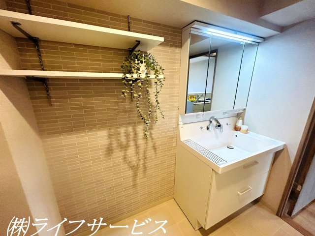 【洗面所】 | シティコート下新庄１号棟 | 洗面室／三面鏡シャワー付洗面化粧台・可動棚あり！