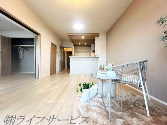 【居間・リビング】 | シティコート下新庄１号棟 | リビングルーム14.0帖／東南向きのリビングルームは陽当り良好！室内リフォーム済につきすぐのご入居が可能！
