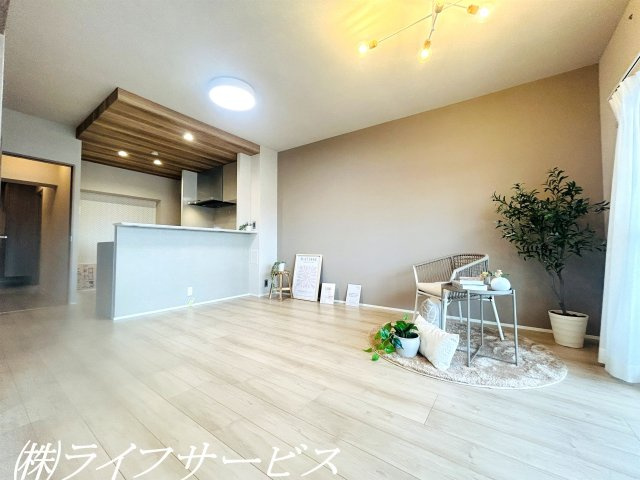 【居間・リビング】 | シティコート下新庄１号棟 | リビングルーム14.0帖／東南向きのリビングルームは陽当り良好！室内リフォーム済につきすぐのご入居が可能！