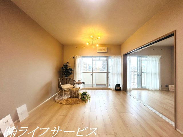 【居間・リビング】 | シティコート下新庄１号棟 | リビングルームと洋室6.3帖／バルコニー側の窓は防音や遮熱効果が期待できる２重サッシ施工済！