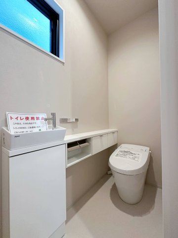 廿日市市桜尾1丁目 No.Bのトイレ|1階のウォシュレットトイレ☆
自動開閉機能付きの高機能タンクレストイレ♪
全ての階にトイレがあります！