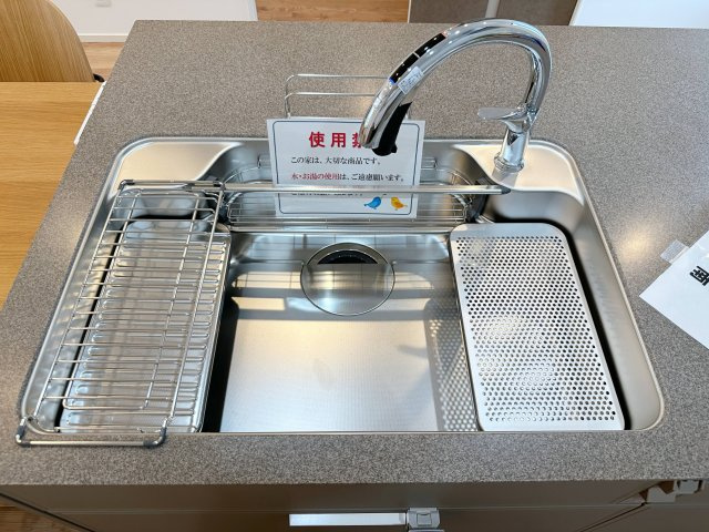 廿日市市桜尾1丁目 No.Bのキッチン|タッチレス水栓付のステンレスシンク☆
水切りプレートなどのオプション品も備え付けです♪
手をかざすだけで水の出止ができる自動水栓は非常に便利です！
