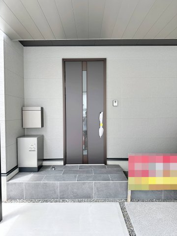 廿日市市桜尾1丁目 No.Bの玄関|宅配BOX付き玄関ポーチ☆
屋根も付いており、雨が降っても濡れる心配はありません♪