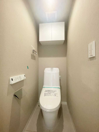 ＧＳハイムときわ台のトイレ|ＧＳハイムときわ台：ウォシュレット機能付き節水型トイレ採用！上部には吊戸棚収納も付いております。
