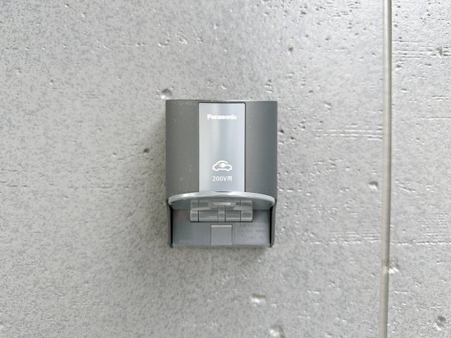 廿日市市桜尾1丁目 No.Aの設備|EV車用電源コンセント☆
日本国内でも、2030年代半ば頃を目標に、新車販売を全て電気自動車にすることが出来るように調整されているとも言われ、この先の環境変化に対応できるように設置されています。