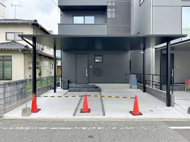 廿日市市桜尾1丁目 No.Aの駐車場|カーポート付き駐車場は並列2台駐車可能☆
広々とした駐車スペースは来客時も安心です♪