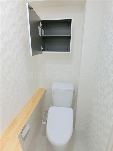 COCOCUBE大森本町のトイレ|吊戸棚と温水洗浄便座付きのトイレ　