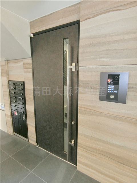COCOCUBE大森本町のエントランス|防犯カメラTVモニター付オートロック宅配BOXメールBOX　エントランス