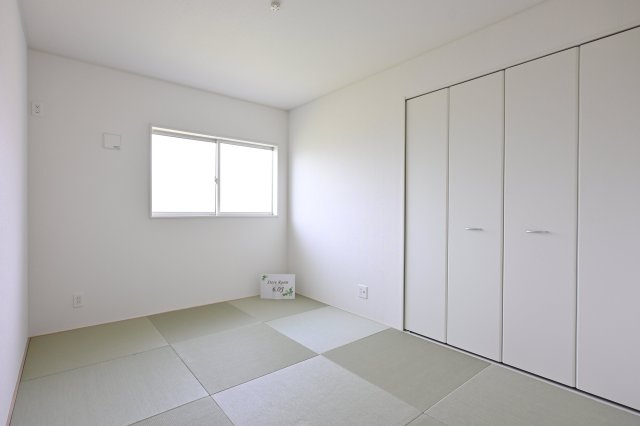 【和室】 | 大泉町寄木戸第18 アーネストワン　全５棟 | 広々とした和室はフチなし畳がモダンな雰囲気のお部屋です♪