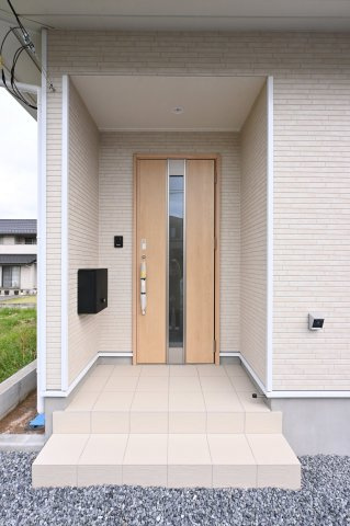 【玄関】 | 大泉町寄木戸第18 アーネストワン　全５棟 | 明るいお色の玄関で家族みんなを迎い入れてくれます♪