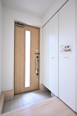 【玄関】 | 大泉町寄木戸第18 アーネストワン　全５棟 | 大容量の収納付き玄関はいつでもスッキリと片付きます♪