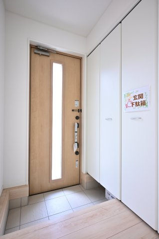 【玄関】 | 大泉町寄木戸第18 アーネストワン　全５棟 | 大容量の収納付き玄関はいつでもスッキリと片付きます♪